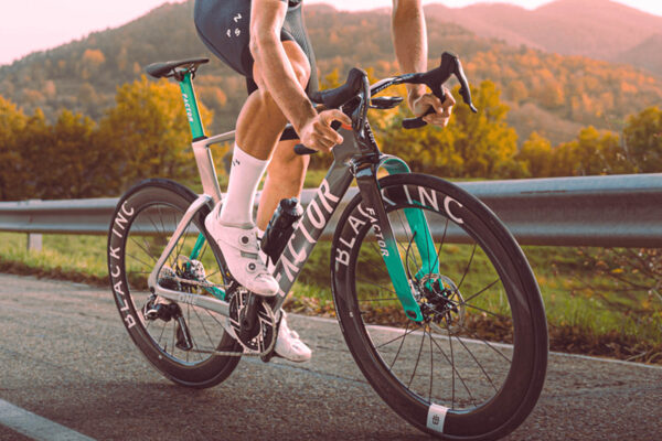 Agresívny aero špeciál Factor One je vraj „najrýchlejší cestný bicykel na svete spĺňajúci pravidlá UCI“