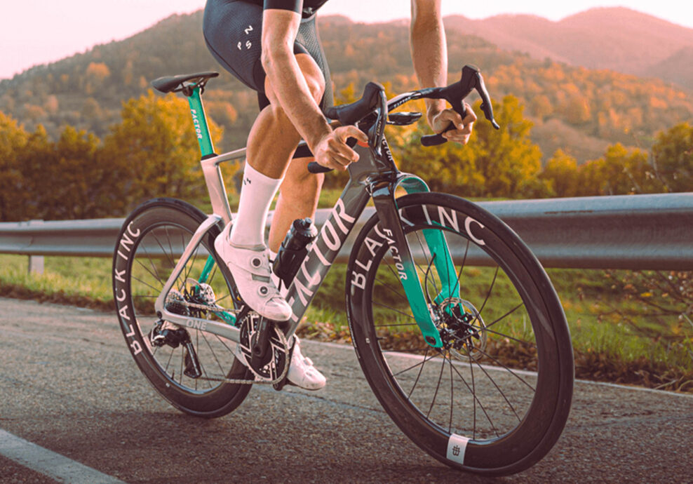 Agres&iacute;vny aero &scaron;peci&aacute;l Factor One je vraj &bdquo;najr&yacute;chlej&scaron;&iacute; cestn&yacute; bicykel na svete spĺňaj&uacute;ci pravidl&aacute; UCI&ldquo;