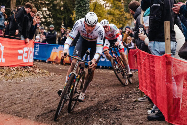 Mathieu van der Poel opäť nedal súperom šancu a vyhral aj v Hofstade. Wout van Aert sa zlepšil a skončil druhý