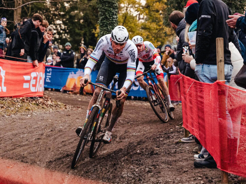 Mathieu van der Poel opäť nedal súperom šancu a vyhral aj v Hofstade. Wout van Aert sa zlepšil a skončil druhý