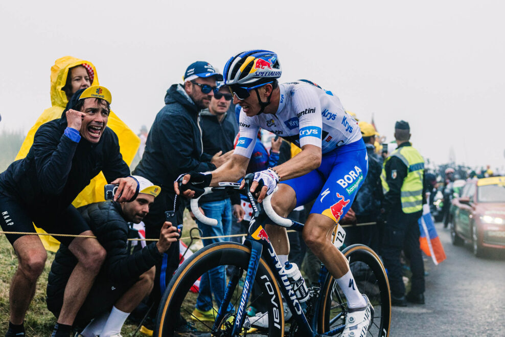 Chc&uacute; byť na p&oacute;diu Gira, Tour aj Vuelty. T&iacute;m Red Bull-Bora-Hansgrohe predstavil pl&aacute;ny na rok 2026