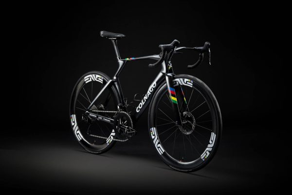 Cena v dražbe sa vyšplhala na šialených 77-tisíc eur a stále ešte nie je koniec. Bude Colnago Y1Rs Tadeja Pogačara najdrahším bicyklom na svete?