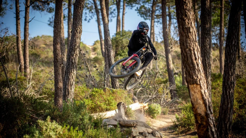 Nukeproof sa vracia do Svetov&eacute;ho poh&aacute;ra v zjazde s t&iacute;mom Axess Racing