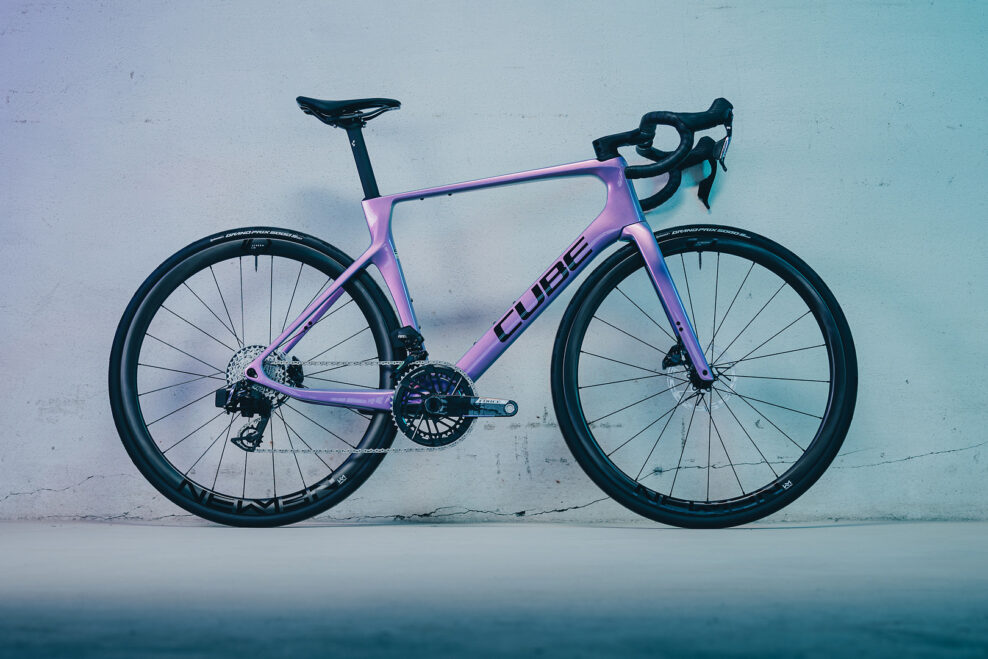 Cube zvol&aacute;va bicykle Agree C:62 a upozorňuje na riziko delamin&aacute;cie vidlice