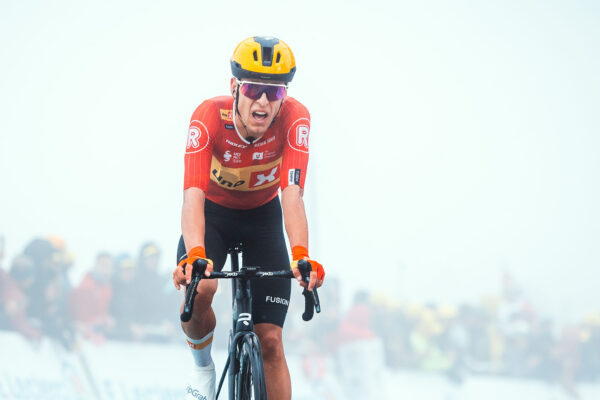 Tobias Halland Johannessen vyzýva pelotón, aby prestal jazdiť pre Pogačara a viac riskoval