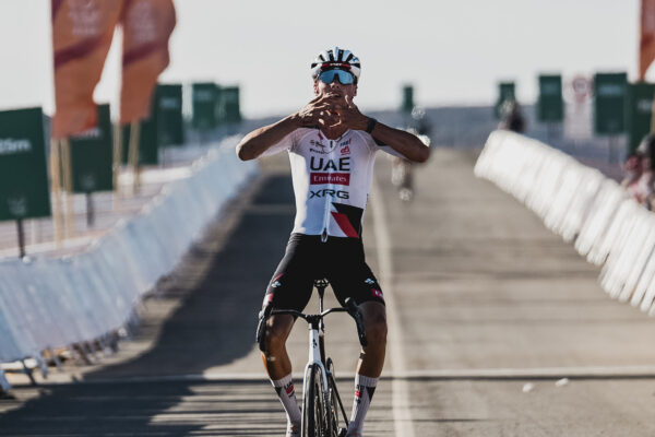 Rozhodcovia UCI ho mali diskvalifikovať. Jan Christen vyhral poslednú etapu aj celkovú klasifikáciu AlUla Tour