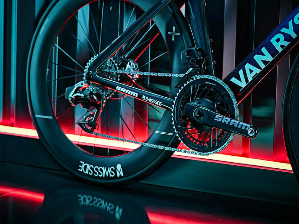 SRAM m&aacute; v roku 2026 historicky najviac t&iacute;mov vo WorldTour. Shimano pomaly prich&aacute;dza o dominanciu v profesion&aacute;lnom pelot&oacute;ne