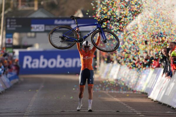 Lucinda Brand vybojovala svoj druhý titul majsterky sveta v cyklokrose. Belgická šampiónka stratila nervy, rozhodcovia ju diskvalifikovali