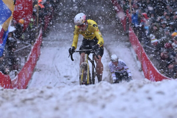 Pád v Mole predčasne ukončil cyklokrosovú sezónu Wouta van Aerta