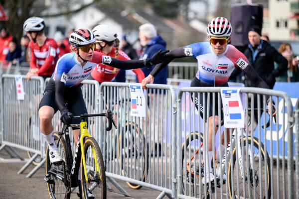 Mladý slovenský tím vybojoval deviate miesto na cyklokrosových majstrovstvách sveta v tímovej štafete