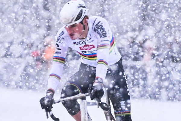 Mathieu van der Poel vyhral preteky Exact Cross Mol aj na snehu, Van Aerta vyradil pád