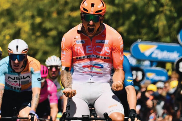 Sam Welsford vybojoval svoje siedme etapové víťazstvo na Tour Down Under a prvé v drese Ineos Grenadiers