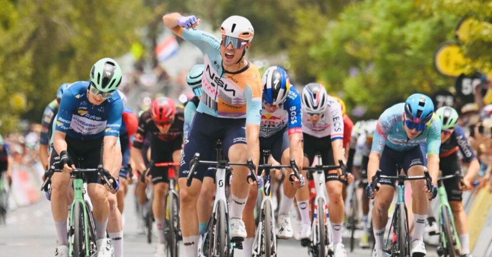 Ethan Vernon vyhral v šprinte štvrtú etapu Tour Down Under, Jhonatan Narváez po páde odstúpil