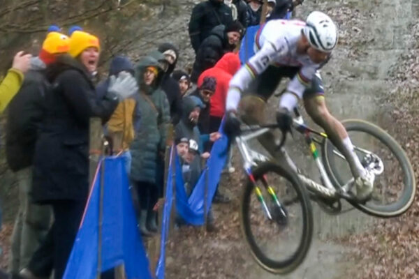 VIDEO | Mathieu van der Poel potešil fanúšikov štýlovým trikom na cyklokrosových pretekoch v Baale