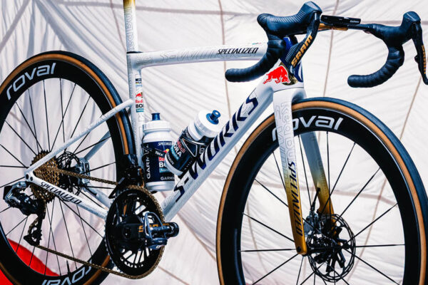 Remco Evenepoel vstupuje do sezóny 2026 na novom S-Works Tarmac SL8 vo farbách Red Bull-Bora-Hansgrohe