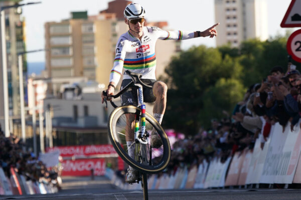 Mathieu van der Poel zničil konkurenciu dominantným sólom na svetovom pohári v Benidorme