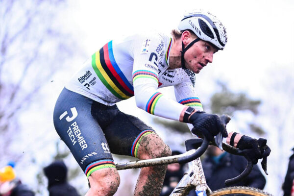 Sedem štartov, sedem víťazstiev. Mathieu van der Poel predĺžil sériu výhier aj napriek pádu na pretekoch X2O Trofee Baal GP Sven Nys
