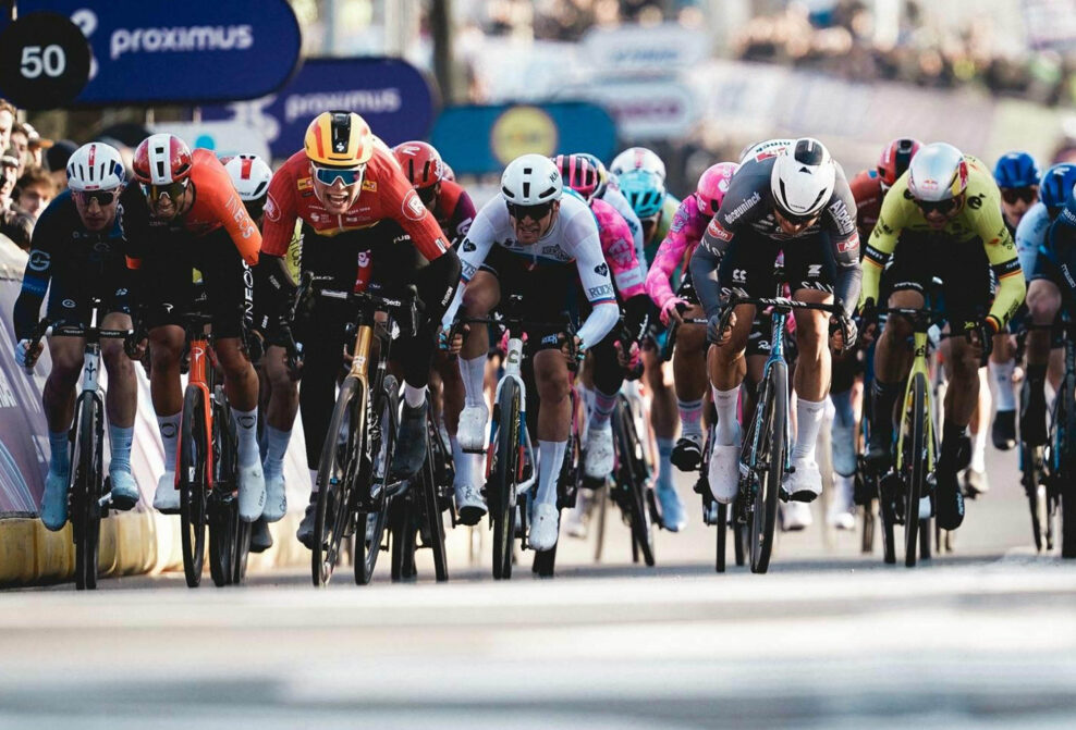 Na &scaron;tarte Omloop Nieuwsblad by mohol byť s Kubi&scaron;om aj Mathieu van der Poel. Organiz&aacute;tori upravili trasu a pridali st&uacute;pania