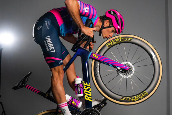 FOTO ‎| Tím Unibet Rose Rockets predstavil nový dizajn bicyklov aj oblečenia pre rok 2026