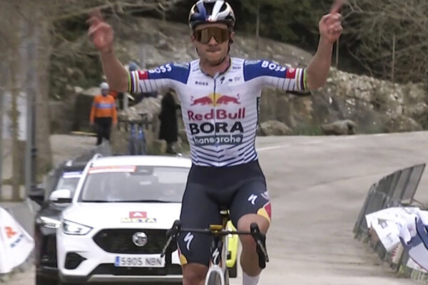 Súperom nedal šancu. Remco Evenepoel predviedol svoju silu 50-kiloemtrovým sólo víťazstvom