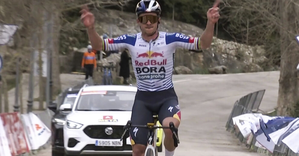 Súperom nedal šancu. Remco Evenepoel predviedol svoju silu 50-kiloemtrovým sólo víťazstvom