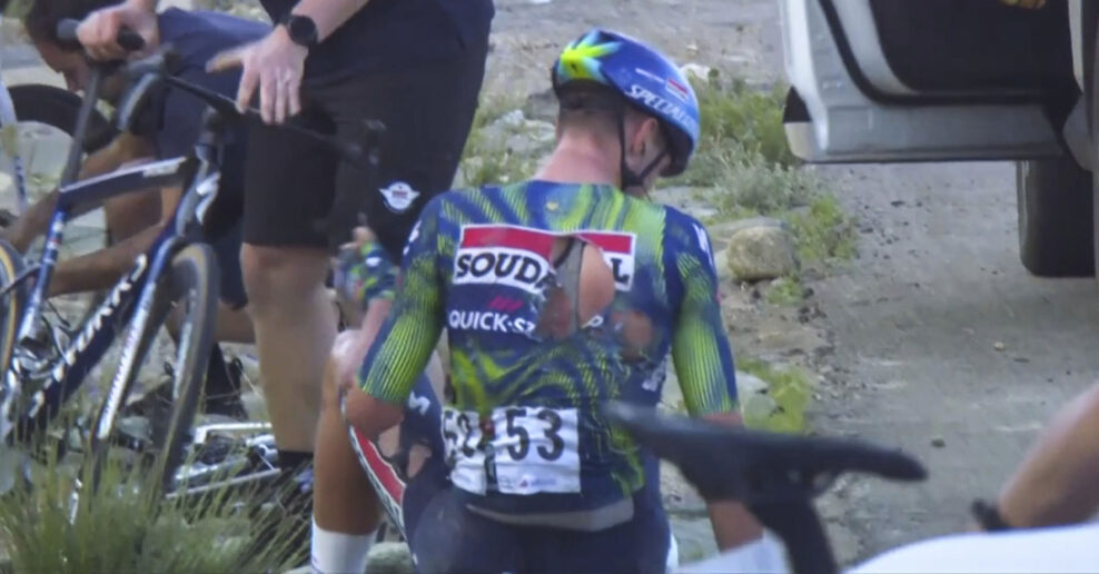 Po p&aacute;de v r&yacute;chlosti cez 100 km/h sadol na bicykel a dokončil etapu s tromi zlomeninami stavcov