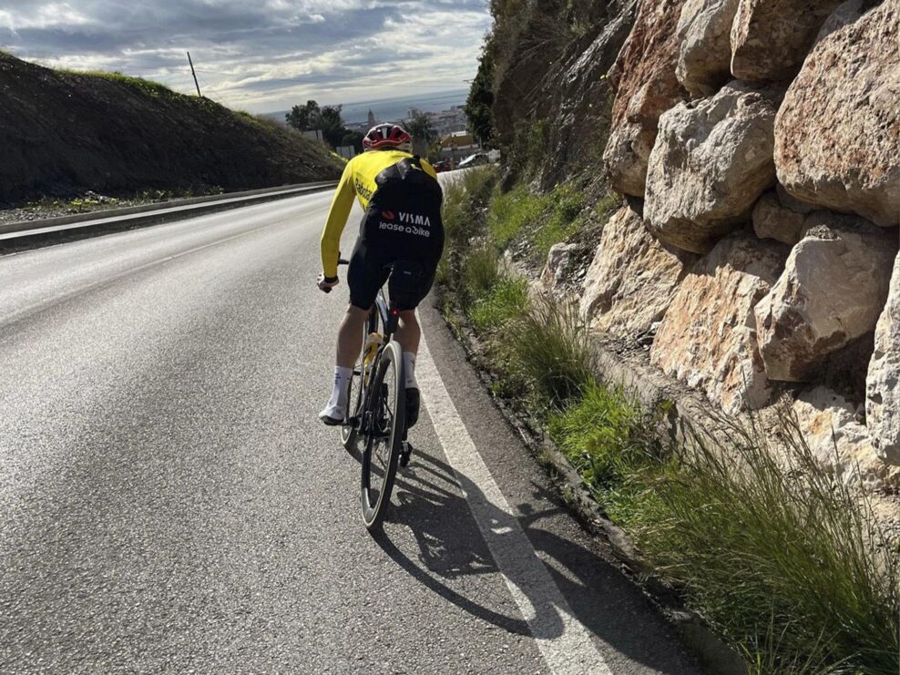 Jonas Vingegaard spadol počas tr&eacute;ningu, keď sa v zjazde snažil zbaviť amat&eacute;rskeho cyklistu