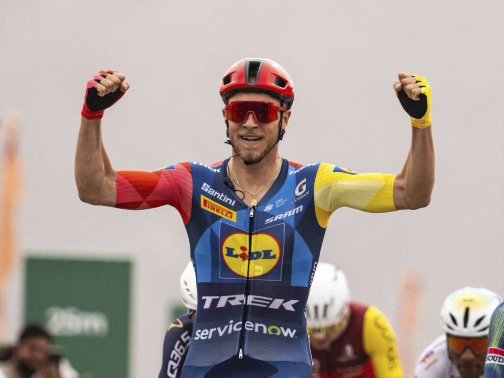 Jonathan Milan vyhral v &scaron;printe hektick&uacute; prv&uacute; etapu AlUla Tour po s&uacute;bojoch v bočnom vetre