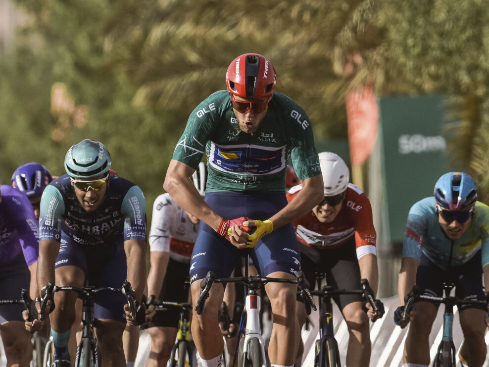 Oslavoval ako Sagan na Tour de France. Jonathan Milan vyhral v &scaron;printe aj druh&uacute; etapu AlUla Tour po dokonalom rozjazde t&iacute;mu Lidl-Trek