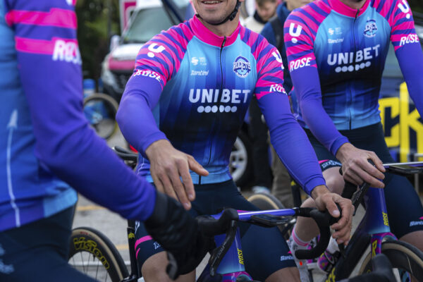 Premárnená príležitosť a konzervatívna voľba organizátorov Tour de France. Cyklistike chýba iskra, ktorú má tím Unibet Rose Rockets