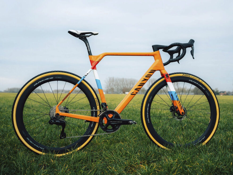 Canyon pripravil pre Mathieu van der Poela &scaron;peci&aacute;lnu ed&iacute;ciu cyklokrosov&eacute;ho bicykla Inflite CF SLX na majstrovstv&aacute; sveta (detaily, &scaron;pecifik&aacute;cia)