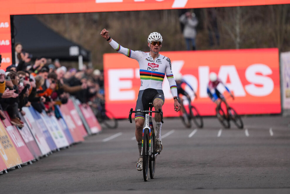 Mathieu van der Poela nezastavili ani dva defekty a v&iacute;ťazstvom v Maasmechelene vyrovnal historick&yacute; rekord