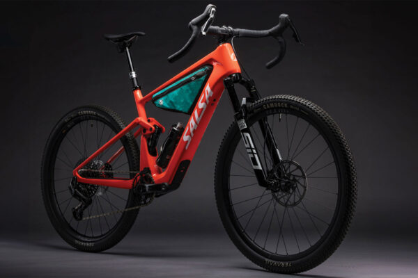 Salsa reaguje na trend frankenbikov a predstavuje model Wanderosa, celoodpružený gravelový elektrobicykel