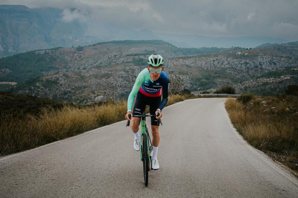 &bdquo;V&scaron;etci by sme mali prestať jazdiť na čele, keď s&uacute; tam Van der Poel a Pogačar.&ldquo; Tiesj Benoot vyz&yacute;va pelot&oacute;n, aby prestal bojovať len o druh&eacute; miesto