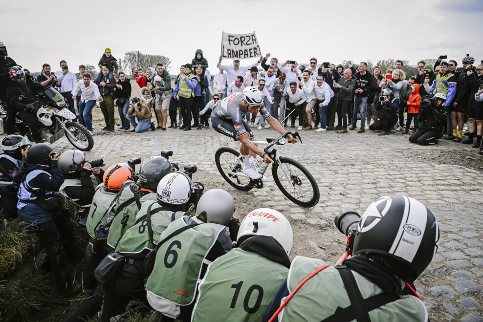 Trasa Par&iacute;ž-Roubaix 2026 obsahuje 30 &uacute;sekov dlažobn&yacute;ch kociek, hneď &uacute;vod prinesie r&yacute;chlu s&eacute;riu piatich sektorov za sebou