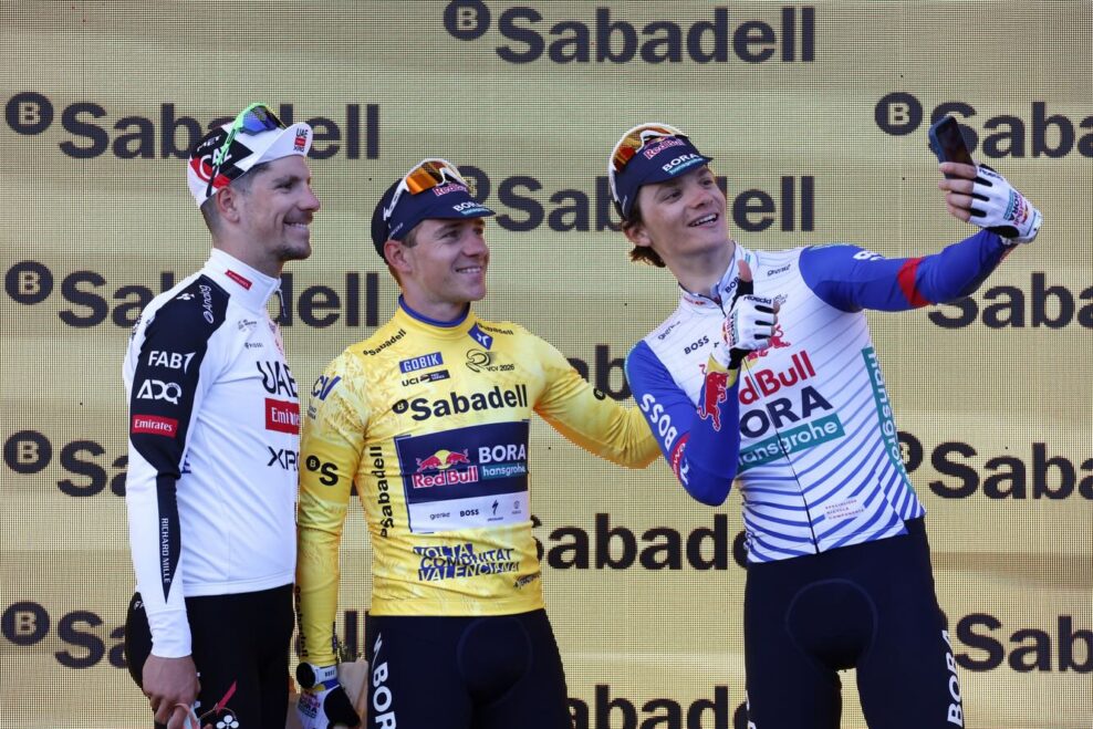 Remco Evenepoel zvl&aacute;dol chaotick&eacute; fin&aacute;le a stal sa celkov&yacute;m v&iacute;ťazom pretekov Okolo Valencie
