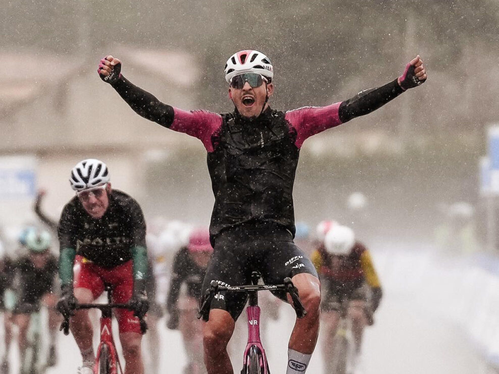 Arnaud Tendon vyhral z úniku prvú etapu Tour de la Provence, pelotón prišiel neskoro