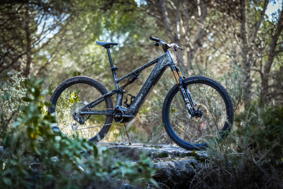 Nov&yacute; Specialized Levo R je ľah&scaron;&iacute;, hravej&scaron;&iacute; a prekvapivo schopn&yacute; eMTB s pln&yacute;m v&yacute;konom a men&scaron;&iacute;m zdvihom