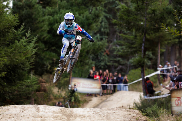 Jenna Hastings a Luke Meier-Smith vyhrali vyčerpávajúci zjazd na Crankworx Christchurch 2026
