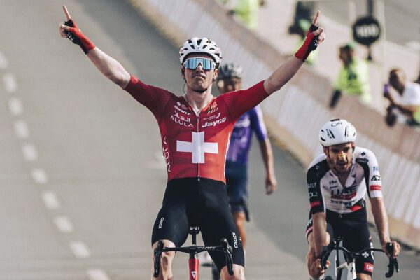 Mauro Schmid porazil Adama Yatesa v súboji o víťazstvo pretekov Muscat Classic
