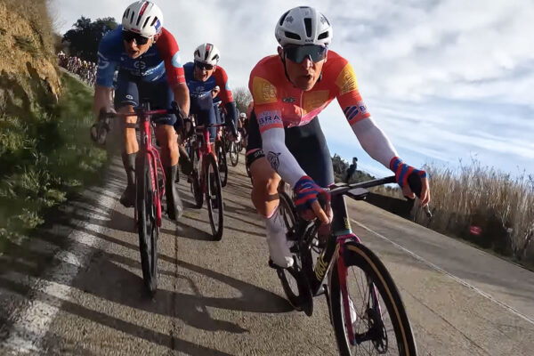  VIDEO | Takto vyzerá hektický boj o pozície v pelotóne. Ako Lukáš Kubiš vybojoval tri druhé miesta na Etoile de Bessèges