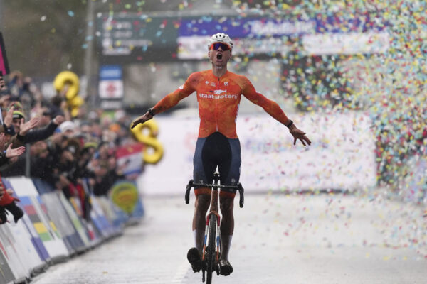 Mathieu van der Poel prepísal históriu cyklokrosu a získal rekordný ôsmy titul majstra sveta po dominantnom výkone v Hulste