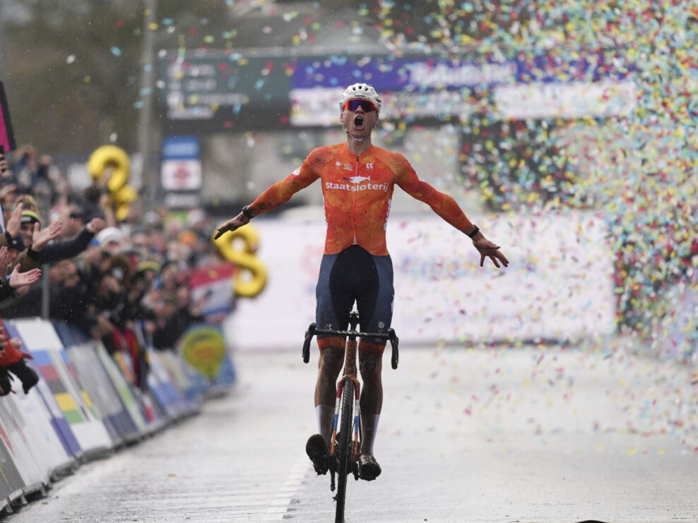 Mathieu van der Poel prep&iacute;sal hist&oacute;riu cyklokrosu a z&iacute;skal rekordn&yacute; &ocirc;smy titul majstra sveta po dominantnom v&yacute;kone v Hulste