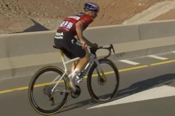 „Nemôžem sa vyhovárať.“ Remco Evenepoel dostal kŕče a stratil viac ako dve minúty na UAE Tour
