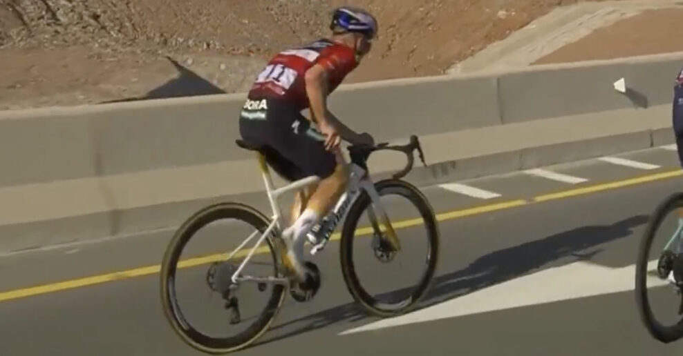 &bdquo;Nem&ocirc;žem sa vyhov&aacute;rať.&ldquo; Remco Evenepoel dostal kŕče a stratil viac ako dve min&uacute;ty na UAE Tour