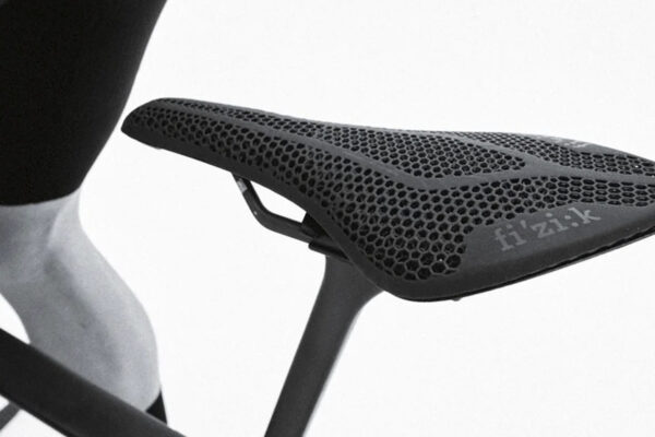 Fizik oživuje ikonické sedlo Arione s moderným 3D tlačeným vrchom