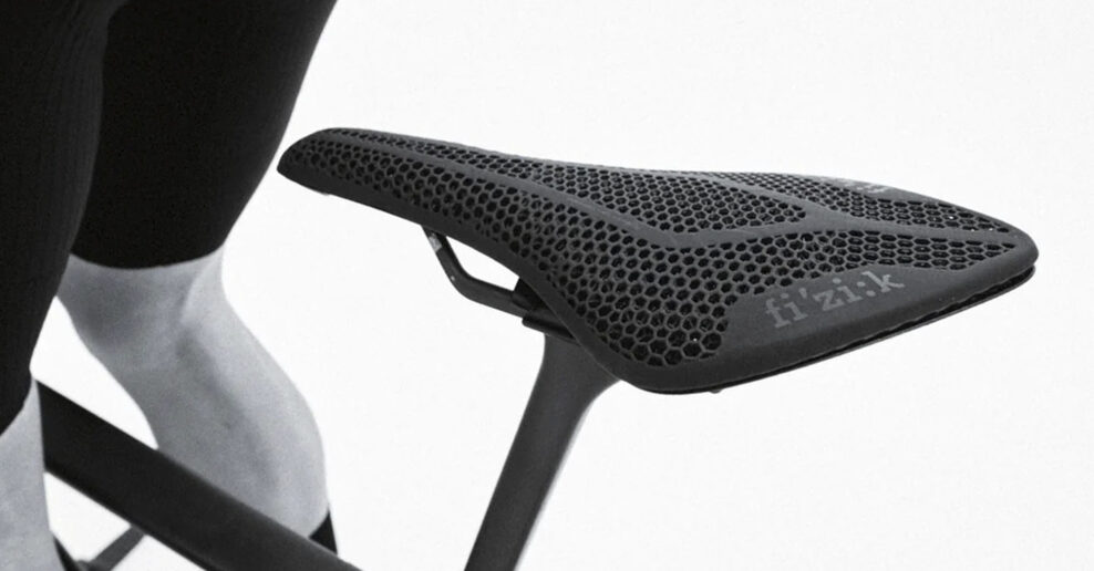 Fizik oživuje ikonick&eacute; sedlo Arione s modern&yacute;m 3D tlačen&yacute;m vrchom
