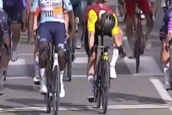 Dylan Groenewegen sa po preskúmaní cieľovej fotografie posunul na tretie miesto pretekov Clásica de Almería