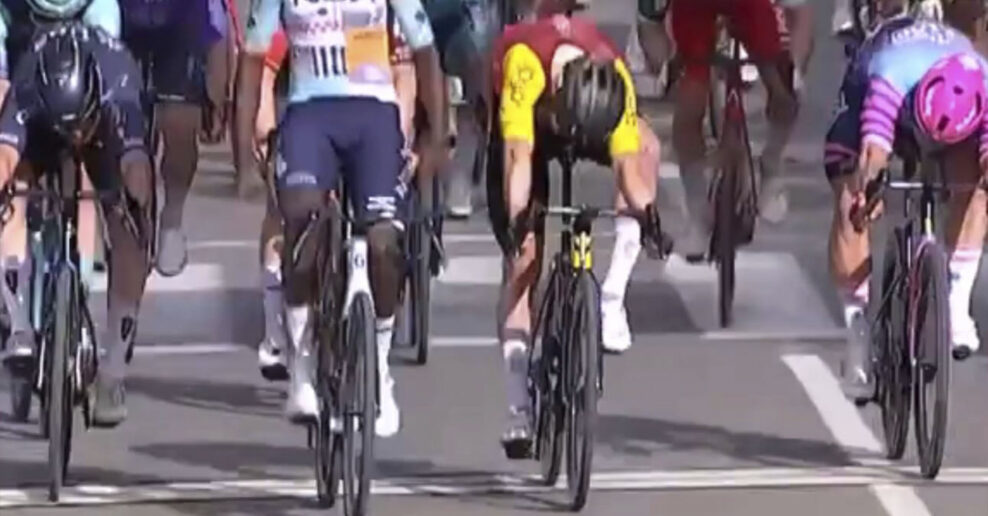 Dylan Groenewegen sa po preskúmaní cieľovej fotografie posunul na tretie miesto pretekov Clásica de Almería
