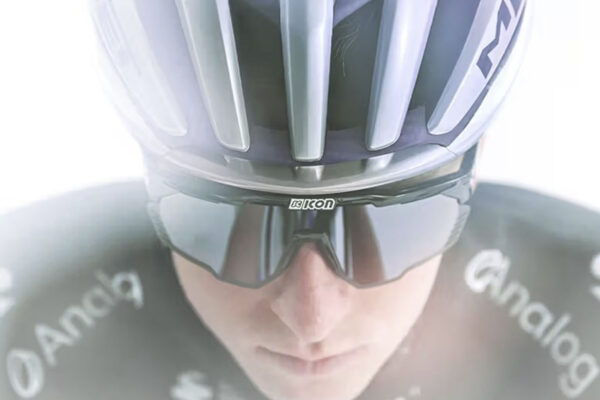 Tadej Pogačar a Met predstavili dve limitované edície prilieb so špeciálnou povrchovou úpravou